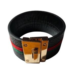 Woman’s Black Red & Gree w/Gold Clasp Cuff Bracelet🐝!! NWT